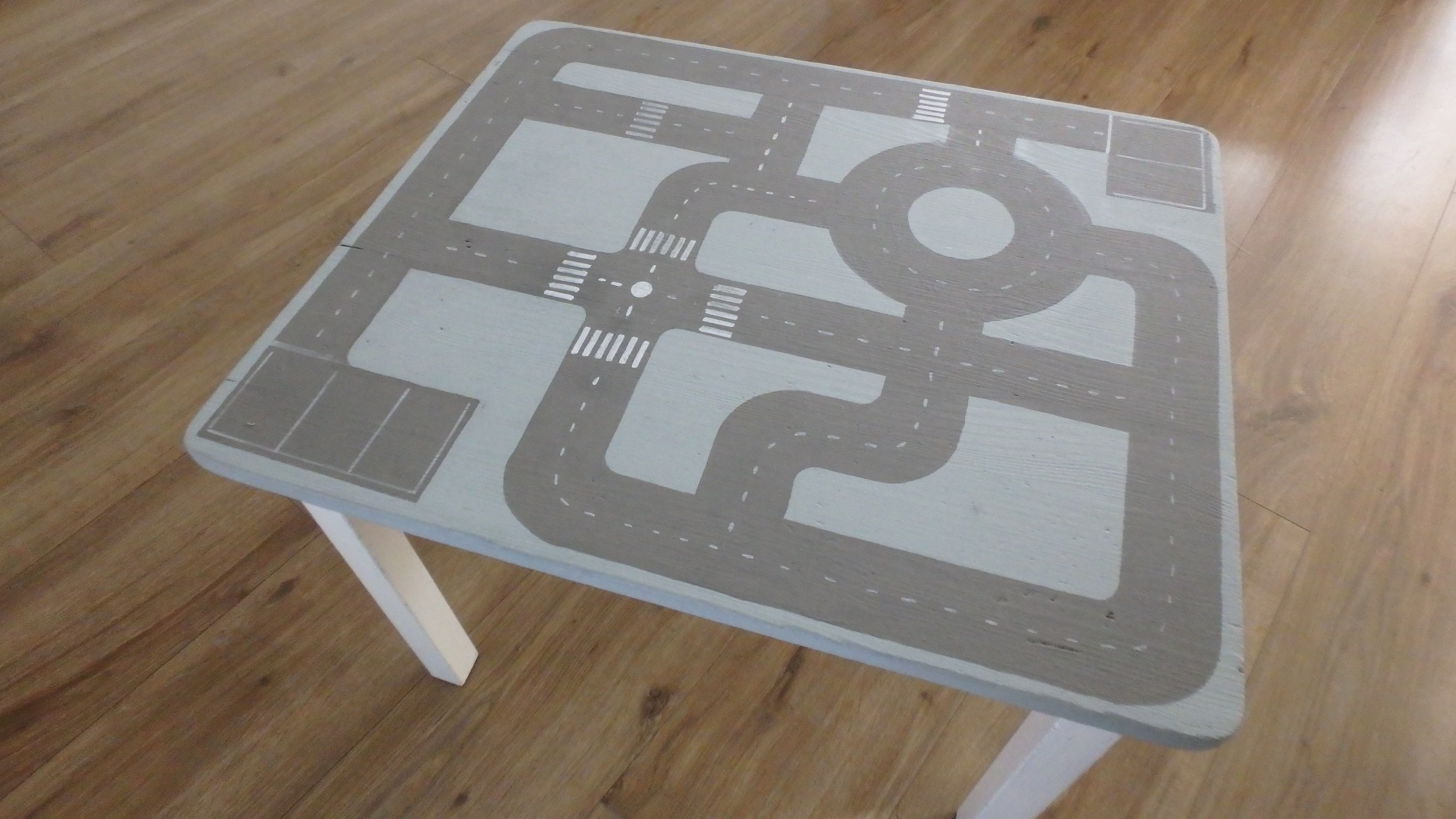 DIY Stoere jongens slaapkamer pimpen. Tafel met auto weg